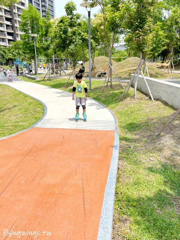 新竹竹北┃公24興隆公園自然森林遊戲場。六大遊戲區加上自然植栽區，這個公園好玩又漂亮!!!