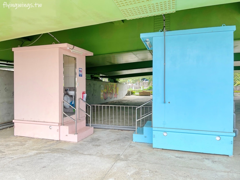 苗栗頭份┃頭份滑步車公園。可以來這騎車車，在橋下不怕下雨太陽曬，還有一個太空遊戲場，要脫鞋玩實在太特別了!!