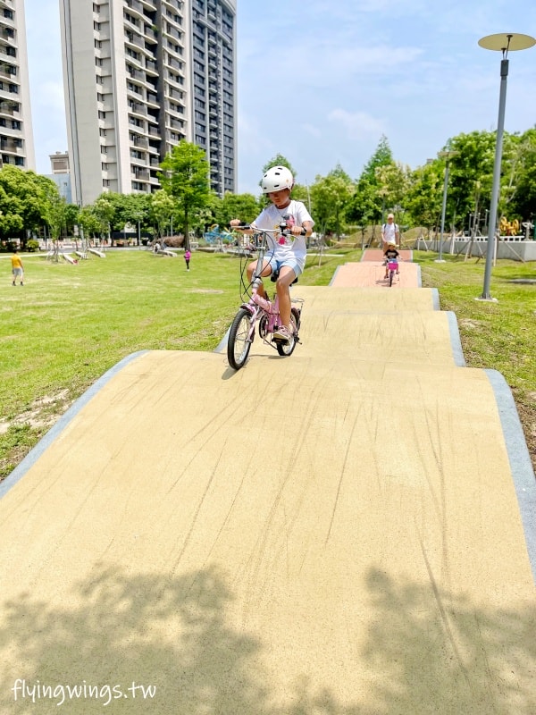 新竹竹北┃公24興隆公園自然森林遊戲場。六大遊戲區加上自然植栽區，這個公園好玩又漂亮!!!