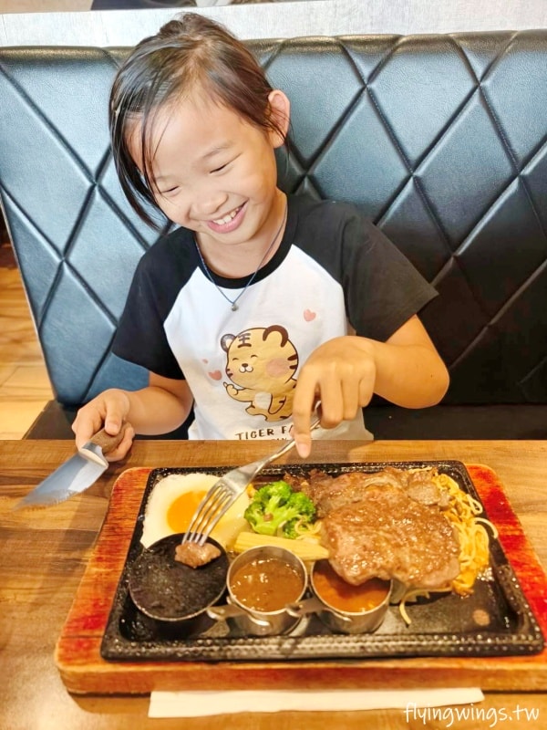 宜蘭羅東┃鬥炙原味炙燒牛排-羅東中山店。平價高質感的牛排館，肉質好，價格親民，大推薦!