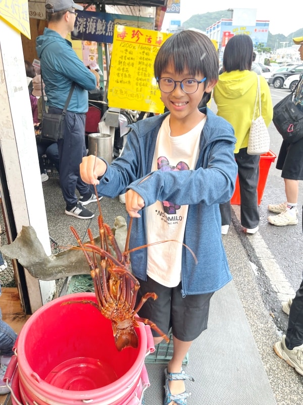 宜蘭蘇澳┃海珍活海鮮餐廳。南方澳唯一一家有自己漁船的餐廳，必嚐酥炸鮟鱇魚塊，太好吃了!!!