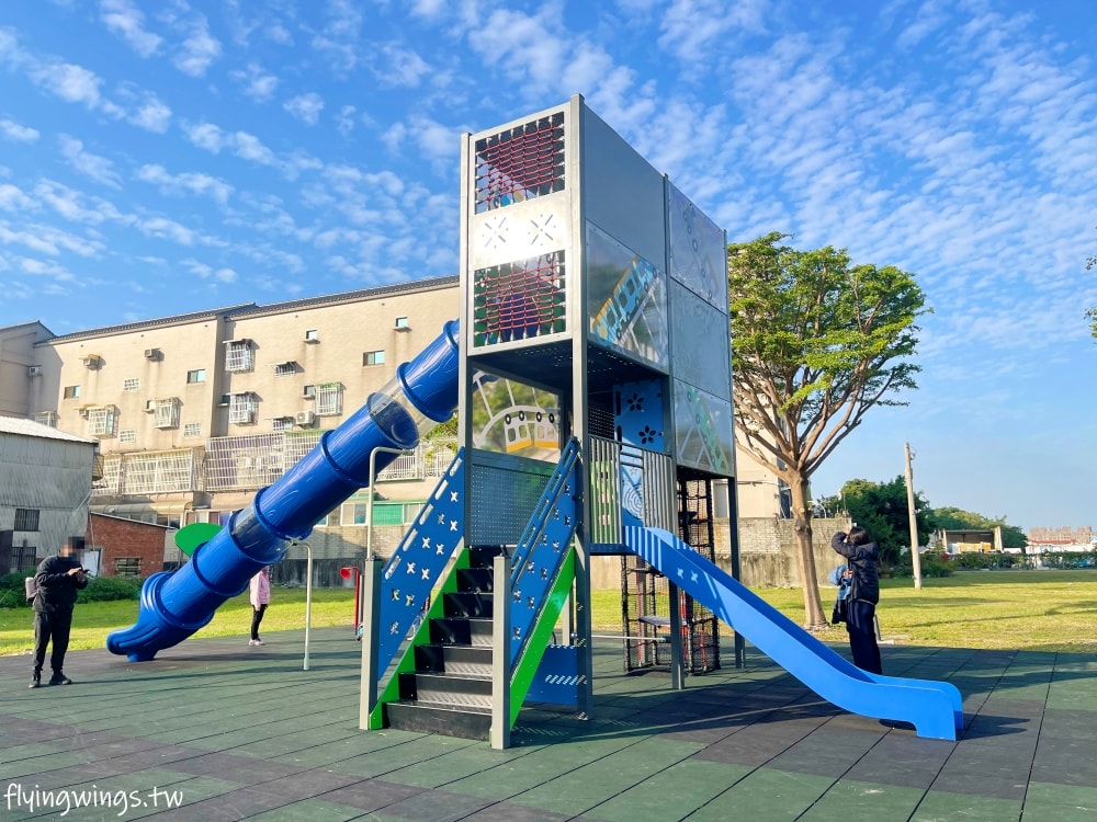 彰化┃崙平公園。2024年11月完工的鐵路火車主題遊戲場，還有大草坪可以放風，也適合帶毛孩來散步!