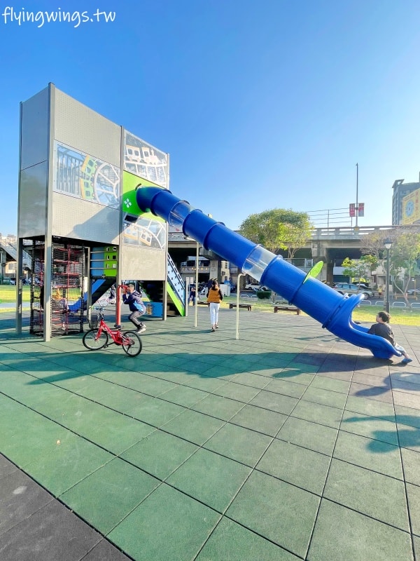 彰化┃崙平公園。2024年11月完工的鐵路火車主題遊戲場，還有大草坪可以放風，也適合帶毛孩來散步!
