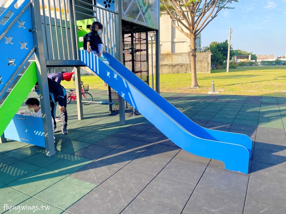 彰化┃崙平公園。2024年11月完工的鐵路火車主題遊戲場，還有大草坪可以放風，也適合帶毛孩來散步!