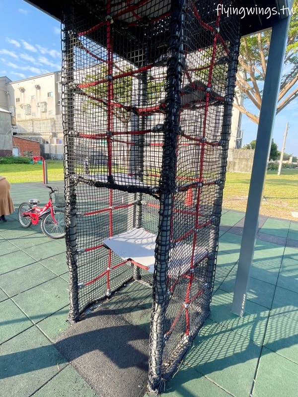 彰化┃崙平公園。2024年11月完工的鐵路火車主題遊戲場，還有大草坪可以放風，也適合帶毛孩來散步!