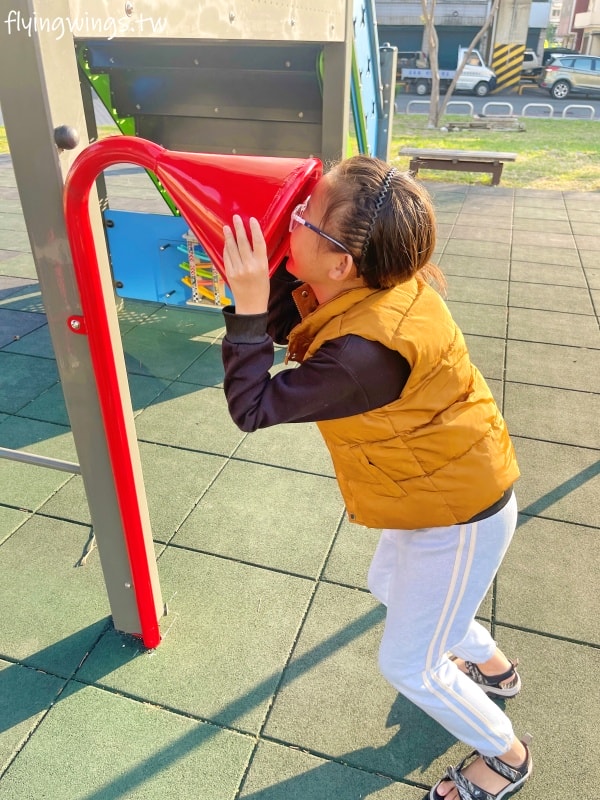 彰化┃崙平公園。2024年11月完工的鐵路火車主題遊戲場，還有大草坪可以放風，也適合帶毛孩來散步!