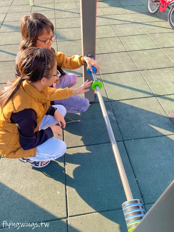 彰化┃崙平公園。2024年11月完工的鐵路火車主題遊戲場，還有大草坪可以放風，也適合帶毛孩來散步!