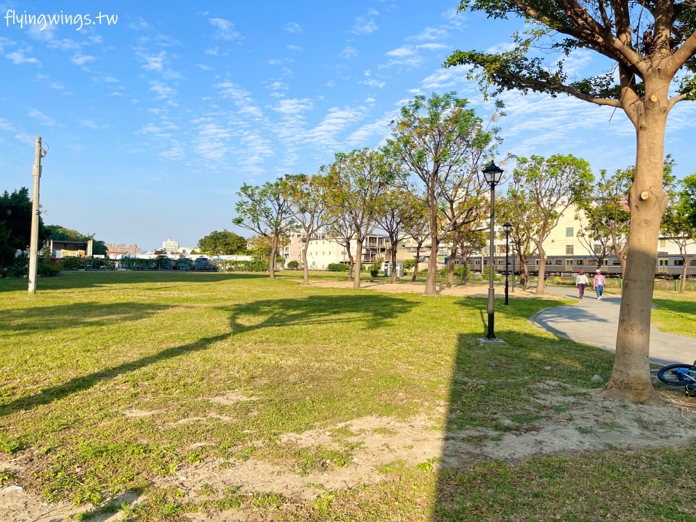 彰化┃崙平公園。2024年11月完工的鐵路火車主題遊戲場，還有大草坪可以放風，也適合帶毛孩來散步!