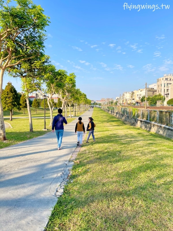 彰化┃崙平公園。2024年11月完工的鐵路火車主題遊戲場，還有大草坪可以放風，也適合帶毛孩來散步!