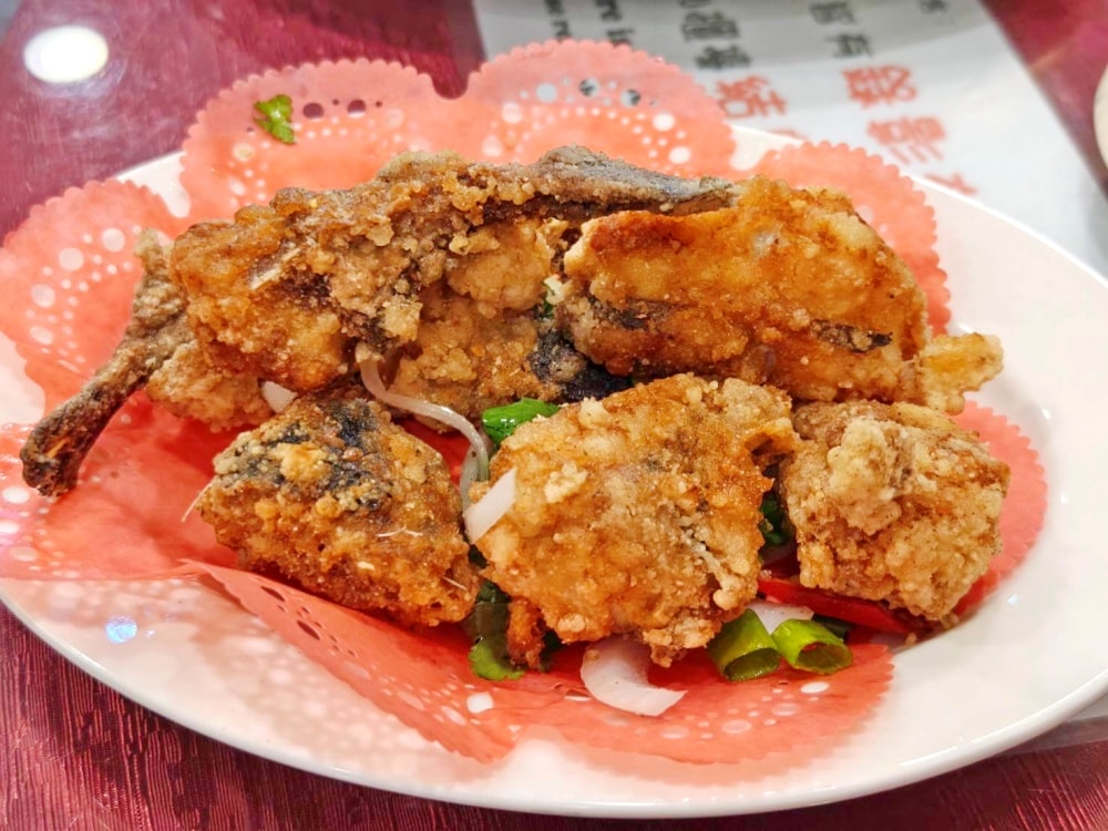 宜蘭蘇澳┃海珍活海鮮餐廳。南方澳唯一一家有自己漁船的餐廳，必嚐酥炸鮟鱇魚塊，太好吃了!!!