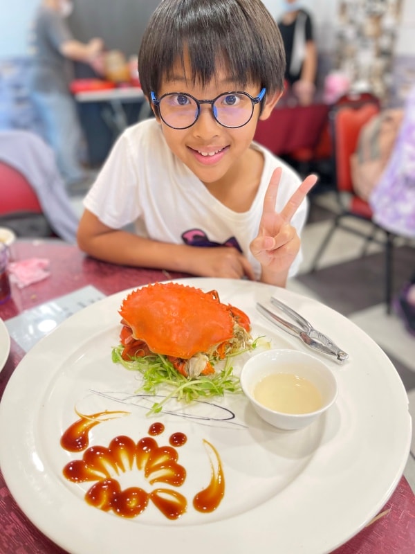 宜蘭蘇澳┃海珍活海鮮餐廳。南方澳唯一一家有自己漁船的餐廳，必嚐酥炸鮟鱇魚塊，太好吃了!!!