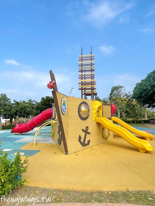 苗栗通霄┃通霄海盜船公園。鄰近的通霄海水浴場，讓我們航向偉大的航道吧!!!