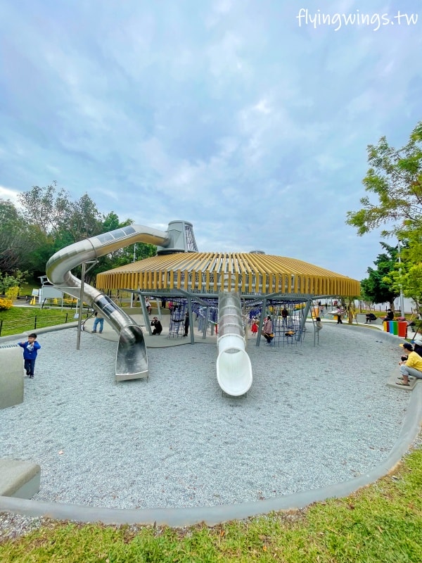 台中西屯┃中央公園飛行美樂地。主題式飛行組合滑梯遊具、32M 雙軌滑索設施好刺激! 還有五項設施增建中喔!