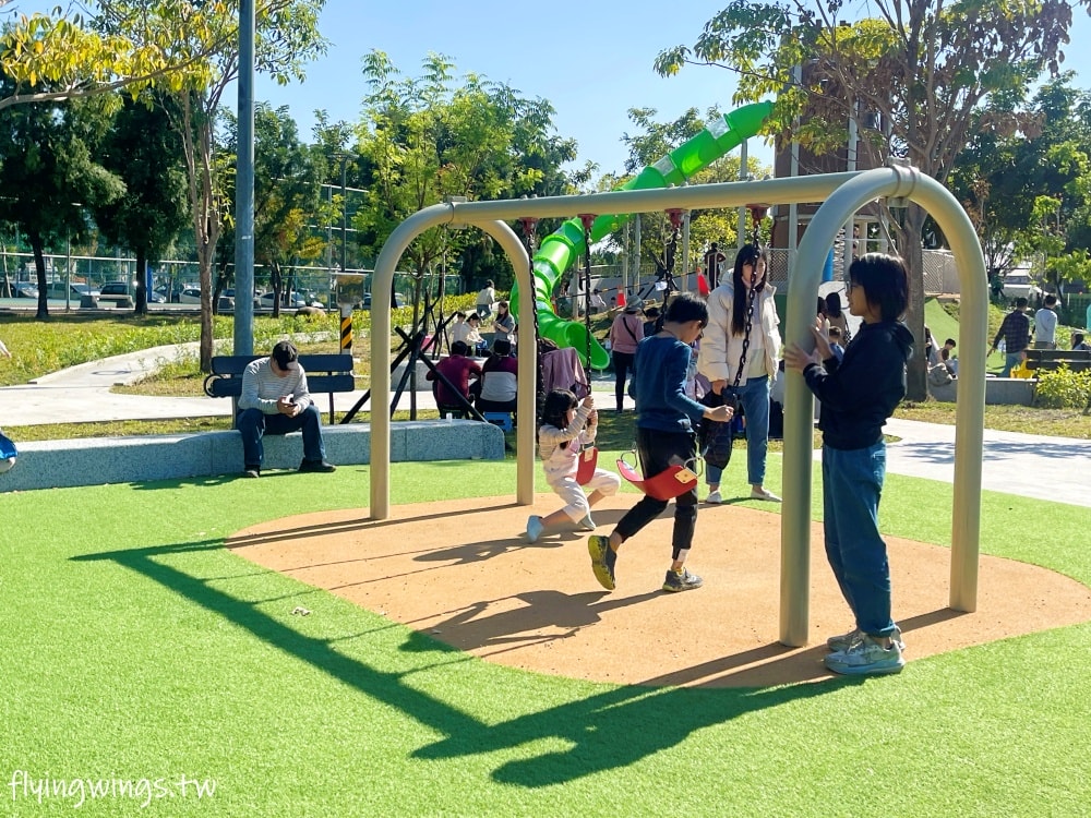 台中北屯┃南興公園。最新樹屋遊戲塔,還有寵物公園以及紅極一時的米奇樹喔!! - 第9張圖 台中北屯┃南興公園。最新樹屋遊戲塔,還有寵物公園以及紅極一時的米奇樹喔!!