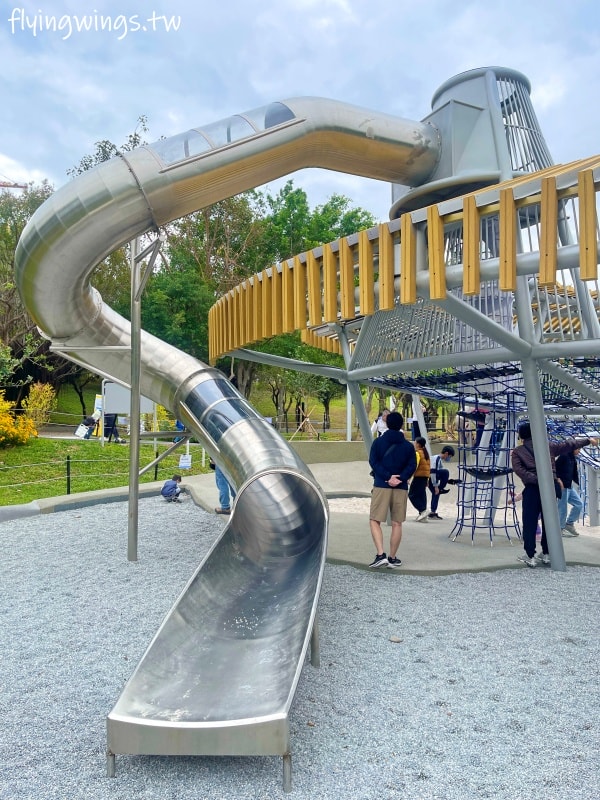 台中西屯┃中央公園飛行美樂地。主題式飛行組合滑梯遊具、32M 雙軌滑索設施好刺激! 還有五項設施增建中喔!