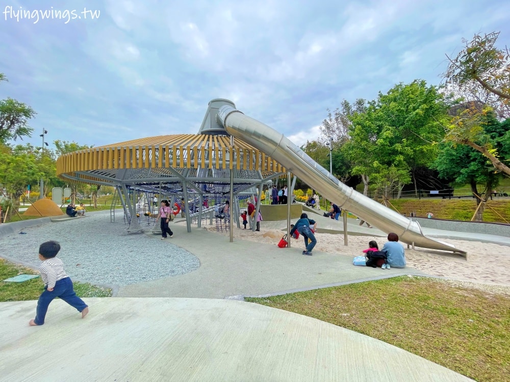 台中西屯┃中央公園飛行美樂地。主題式飛行組合滑梯遊具、32M 雙軌滑索設施好刺激! 還有五項設施增建中喔!