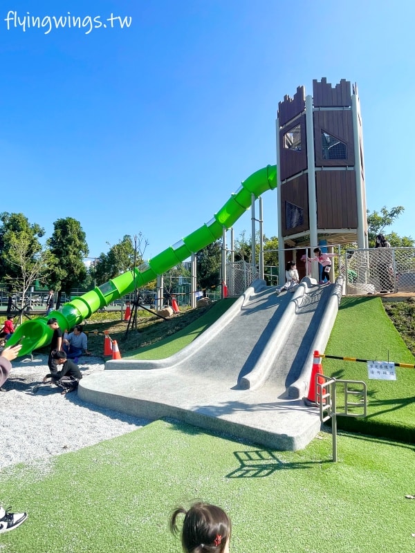 台中北屯┃南興公園。最新樹屋遊戲塔,還有寵物公園以及紅極一時的米奇樹喔!! - 第2張圖 台中北屯┃南興公園。最新樹屋遊戲塔,還有寵物公園以及紅極一時的米奇樹喔!!