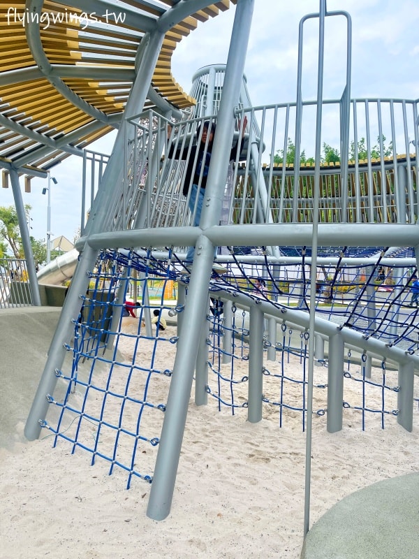 台中西屯┃中央公園飛行美樂地。主題式飛行組合滑梯遊具、32M 雙軌滑索設施好刺激! 還有五項設施增建中喔!