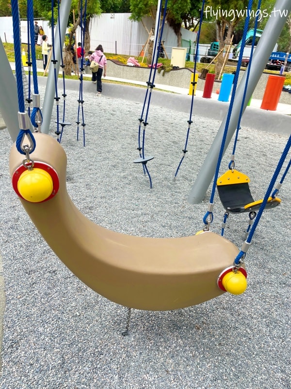 台中西屯┃中央公園飛行美樂地。主題式飛行組合滑梯遊具、32M 雙軌滑索設施好刺激! 還有五項設施增建中喔!