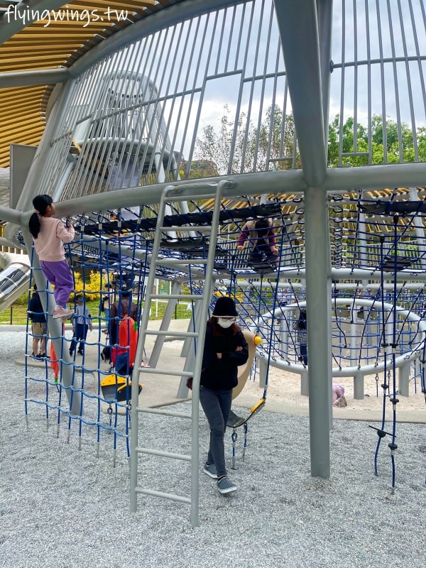 台中西屯┃中央公園飛行美樂地。主題式飛行組合滑梯遊具、32M 雙軌滑索設施好刺激! 還有五項設施增建中喔!