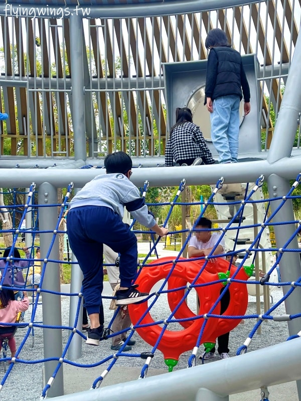 台中西屯┃中央公園飛行美樂地。主題式飛行組合滑梯遊具、32M 雙軌滑索設施好刺激! 還有五項設施增建中喔!