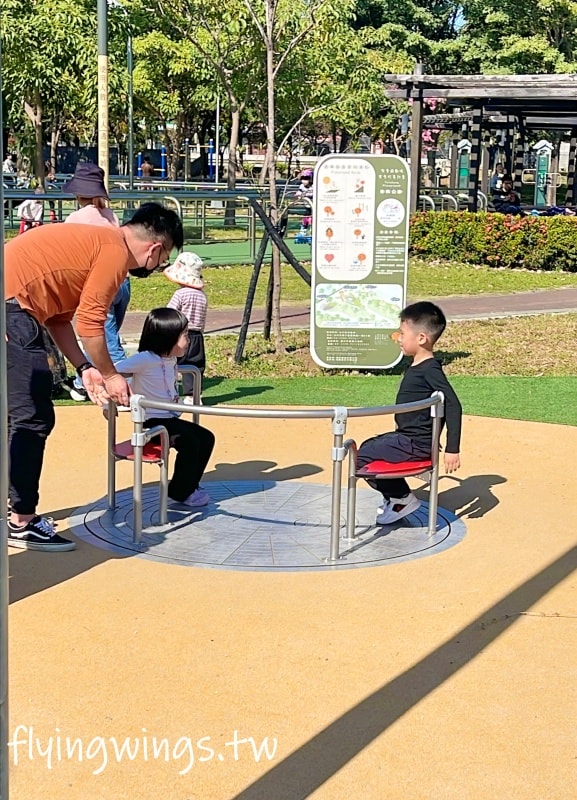 台中北屯┃南興公園。最新樹屋遊戲塔,還有寵物公園以及紅極一時的米奇樹喔!! - 第18張圖 台中北屯┃南興公園。最新樹屋遊戲塔,還有寵物公園以及紅極一時的米奇樹喔!!