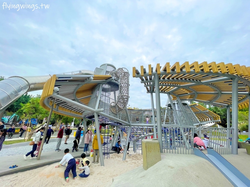 台中西屯┃中央公園飛行美樂地。主題式飛行組合滑梯遊具、32M 雙軌滑索設施好刺激! 還有五項設施增建中喔!