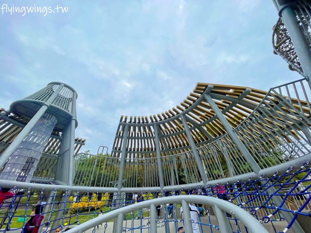 台中西屯┃中央公園飛行美樂地。主題式飛行組合滑梯遊具、32M 雙軌滑索設施好刺激! 還有五項設施增建中喔!