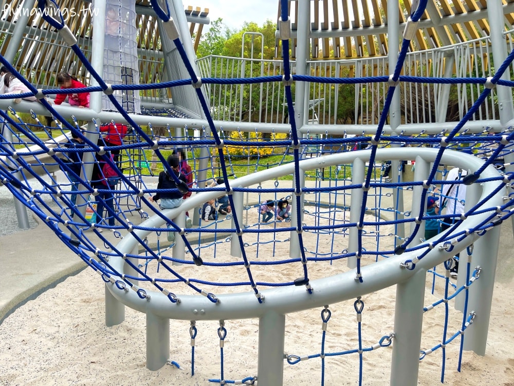 台中西屯┃中央公園飛行美樂地。主題式飛行組合滑梯遊具、32M 雙軌滑索設施好刺激! 還有五項設施增建中喔!
