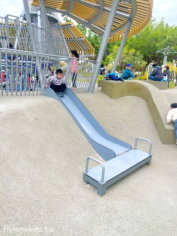 台中西屯┃中央公園飛行美樂地。主題式飛行組合滑梯遊具、32M 雙軌滑索設施好刺激! 還有五項設施增建中喔!