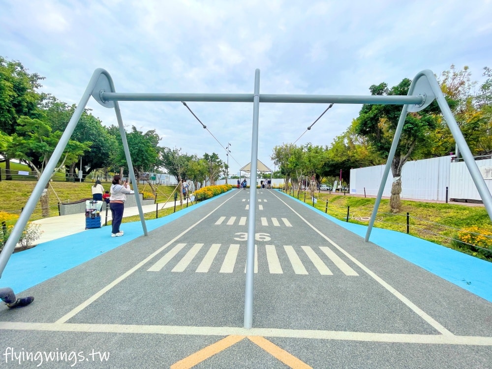 台中西屯┃中央公園飛行美樂地。主題式飛行組合滑梯遊具、32M 雙軌滑索設施好刺激! 還有五項設施增建中喔!