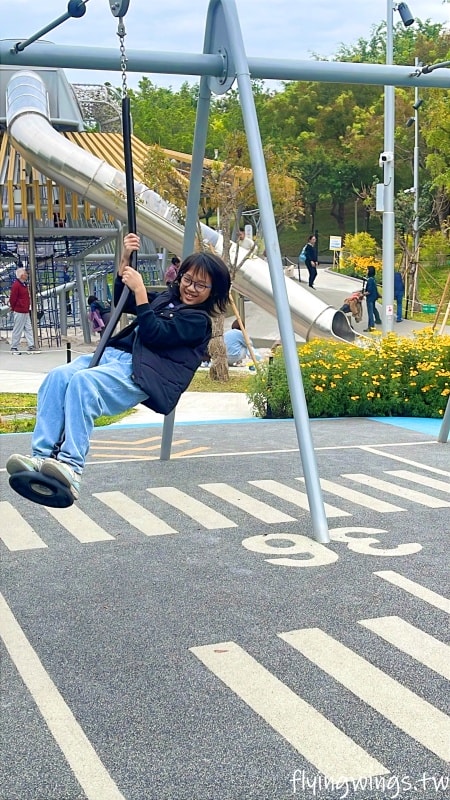 台中西屯┃中央公園飛行美樂地。主題式飛行組合滑梯遊具、32M 雙軌滑索設施好刺激! 還有五項設施增建中喔!