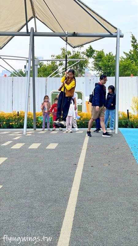 台中西屯┃中央公園飛行美樂地。主題式飛行組合滑梯遊具、32M 雙軌滑索設施好刺激! 還有五項設施增建中喔!