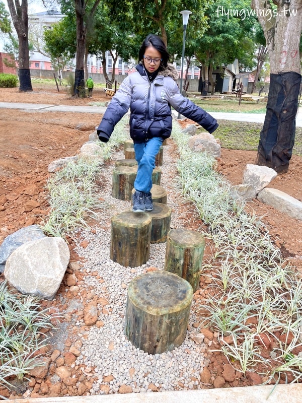 台中后里┃后里森林公園搖籃遊戲場。台中首座以自然遊戲體驗為主題的遊戲場,還有很多吊床可以躺玩~ - 第25張圖 台中后里┃后里森林公園搖籃遊戲場。台中首座以自然遊戲體驗為主題的遊戲場,還有很多吊床可以躺玩~