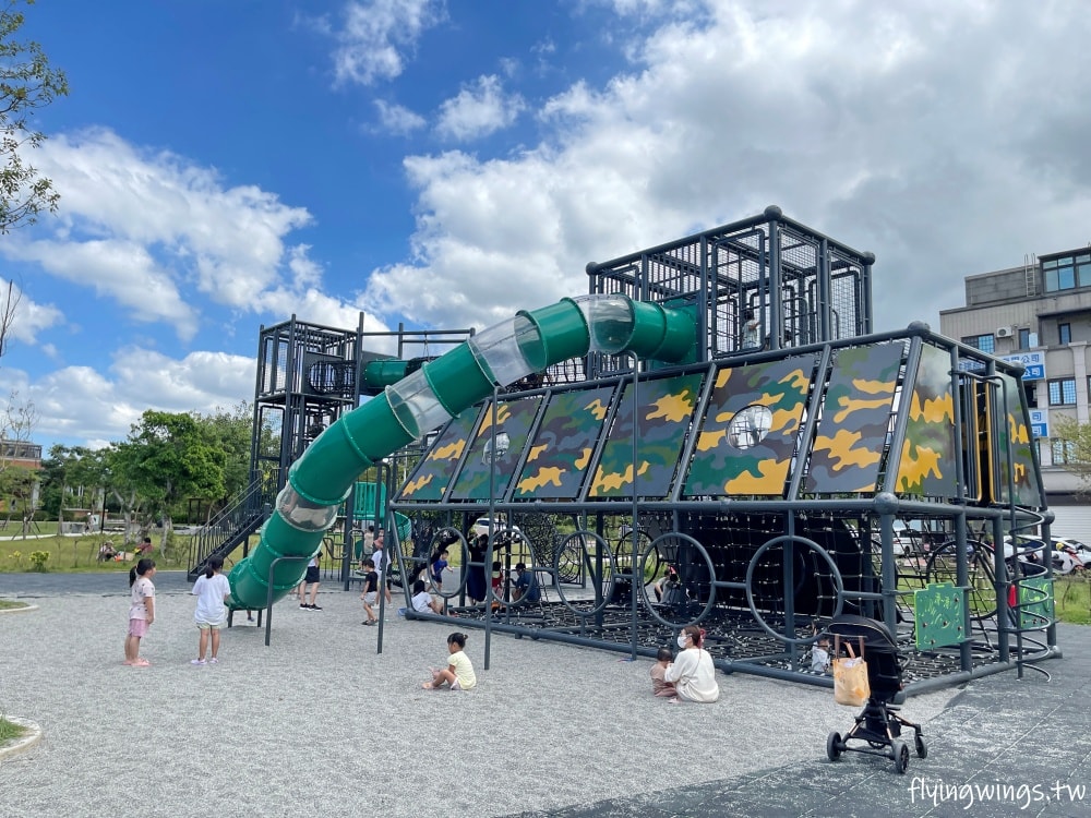 新竹竹口┃新竹公五公園。全台第一座裝甲戰車造型遊戲場,搭配五百障礙設施,小孩超愛玩!! - 第2張圖 新竹竹口┃新竹公五公園。全台第一座裝甲戰車造型遊戲場,搭配五百障礙設施,小孩超愛玩!!