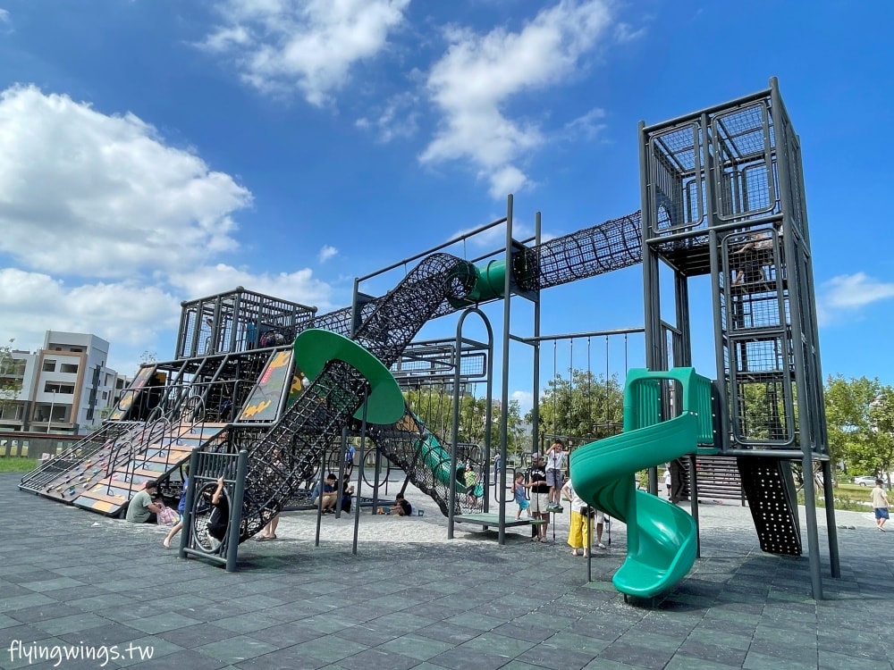 新竹竹口┃新竹公五公園。全台第一座裝甲戰車造型遊戲場,搭配五百障礙設施,小孩超愛玩!! - 第3張圖 新竹竹口┃新竹公五公園。全台第一座裝甲戰車造型遊戲場,搭配五百障礙設施,小孩超愛玩!!