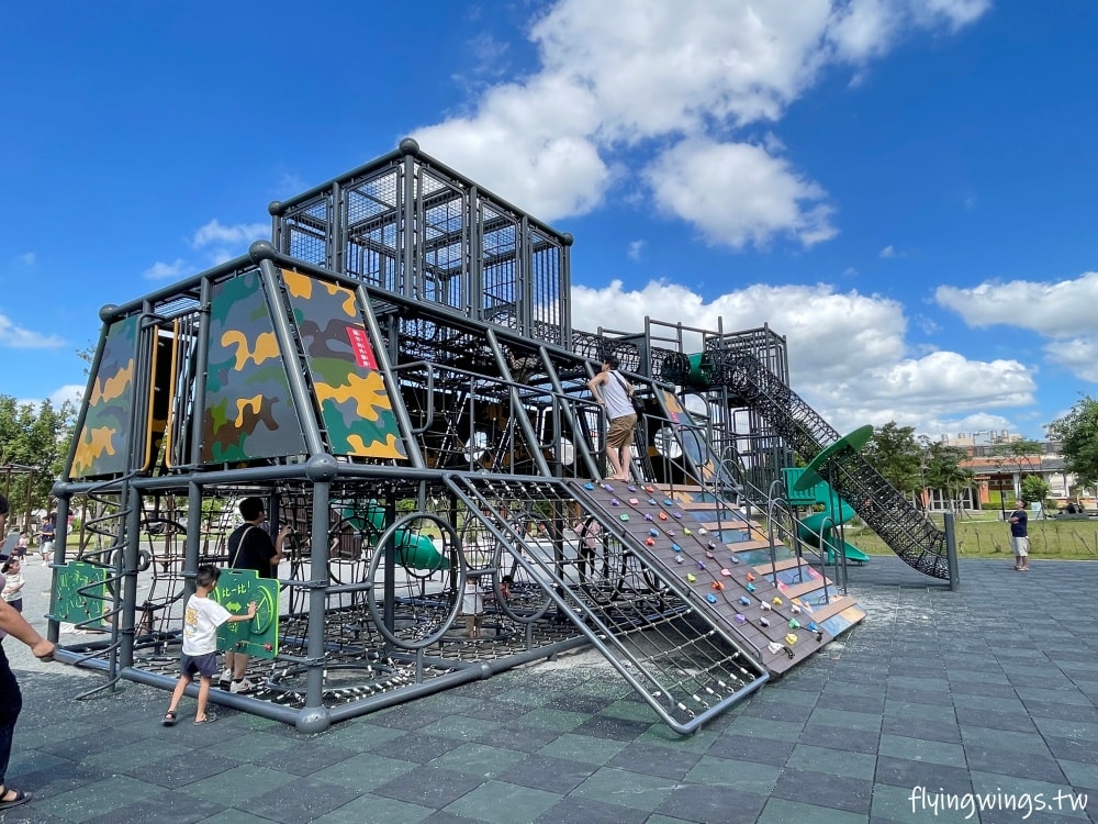 新竹竹口┃新竹公五公園。全台第一座裝甲戰車造型遊戲場,搭配五百障礙設施,小孩超愛玩!! - 第4張圖 新竹竹口┃新竹公五公園。全台第一座裝甲戰車造型遊戲場,搭配五百障礙設施,小孩超愛玩!!