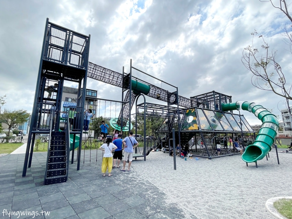 新竹竹口┃新竹公五公園。全台第一座裝甲戰車造型遊戲場,搭配五百障礙設施,小孩超愛玩!! - 第5張圖 新竹竹口┃新竹公五公園。全台第一座裝甲戰車造型遊戲場,搭配五百障礙設施,小孩超愛玩!!