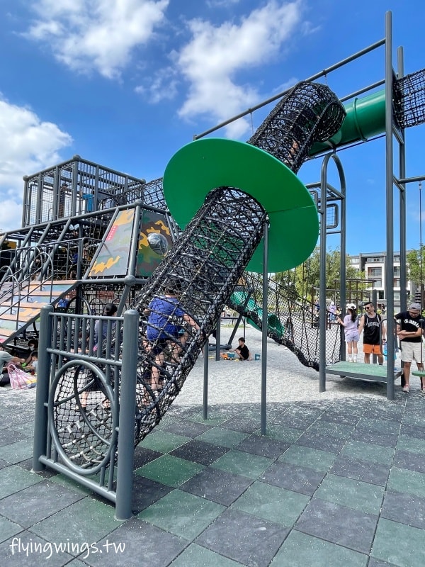 新竹竹口┃新竹公五公園。全台第一座裝甲戰車造型遊戲場,搭配五百障礙設施,小孩超愛玩!! - 第6張圖 新竹竹口┃新竹公五公園。全台第一座裝甲戰車造型遊戲場,搭配五百障礙設施,小孩超愛玩!!