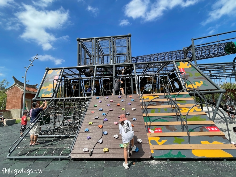 新竹竹口┃新竹公五公園。全台第一座裝甲戰車造型遊戲場,搭配五百障礙設施,小孩超愛玩!! - 第8張圖 新竹竹口┃新竹公五公園。全台第一座裝甲戰車造型遊戲場,搭配五百障礙設施,小孩超愛玩!!