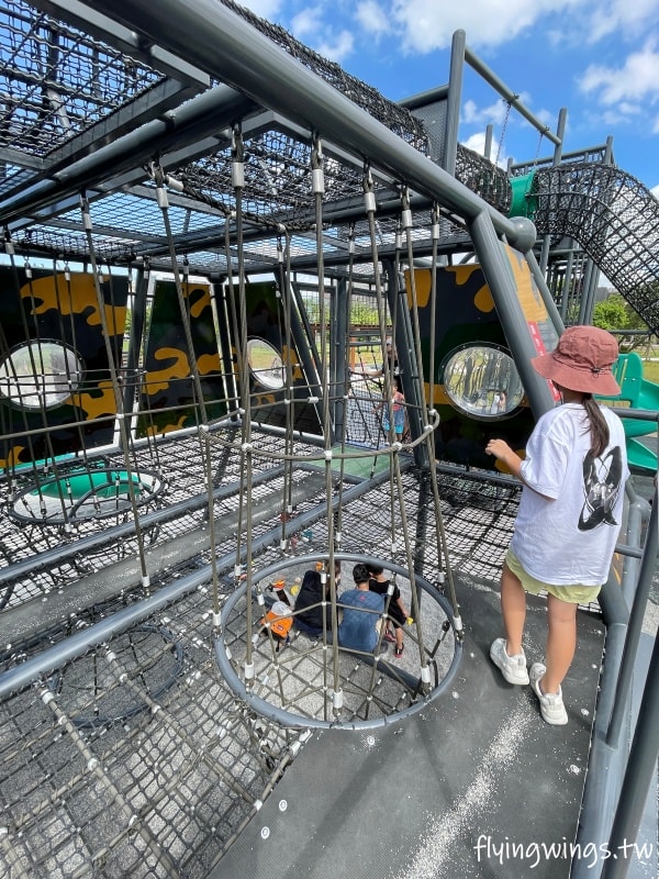 新竹竹口┃新竹公五公園。全台第一座裝甲戰車造型遊戲場,搭配五百障礙設施,小孩超愛玩!! - 第10張圖 新竹竹口┃新竹公五公園。全台第一座裝甲戰車造型遊戲場,搭配五百障礙設施,小孩超愛玩!!