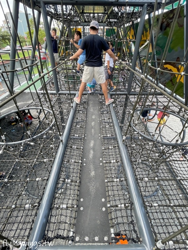 新竹竹口┃新竹公五公園。全台第一座裝甲戰車造型遊戲場,搭配五百障礙設施,小孩超愛玩!! - 第12張圖 新竹竹口┃新竹公五公園。全台第一座裝甲戰車造型遊戲場,搭配五百障礙設施,小孩超愛玩!!