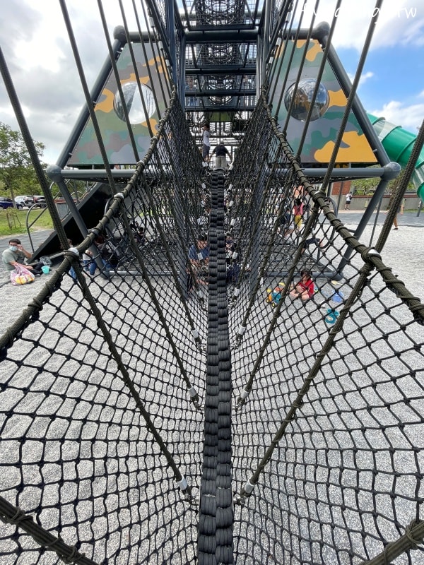 新竹竹口┃新竹公五公園。全台第一座裝甲戰車造型遊戲場,搭配五百障礙設施,小孩超愛玩!! - 第14張圖 新竹竹口┃新竹公五公園。全台第一座裝甲戰車造型遊戲場,搭配五百障礙設施,小孩超愛玩!!