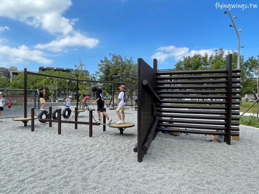 新竹竹口┃新竹公五公園。全台第一座裝甲戰車造型遊戲場,搭配五百障礙設施,小孩超愛玩!! - 第33張圖 新竹竹口┃新竹公五公園。全台第一座裝甲戰車造型遊戲場,搭配五百障礙設施,小孩超愛玩!!