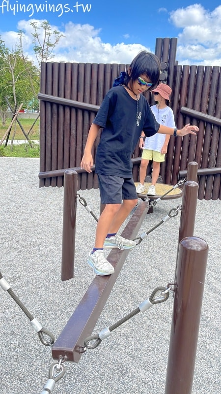 新竹竹口┃新竹公五公園。全台第一座裝甲戰車造型遊戲場,搭配五百障礙設施,小孩超愛玩!! - 第32張圖 新竹竹口┃新竹公五公園。全台第一座裝甲戰車造型遊戲場,搭配五百障礙設施,小孩超愛玩!!