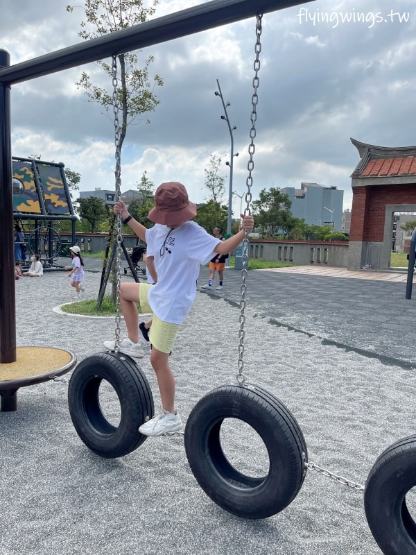 新竹竹口┃新竹公五公園。全台第一座裝甲戰車造型遊戲場,搭配五百障礙設施,小孩超愛玩!! - 第31張圖 新竹竹口┃新竹公五公園。全台第一座裝甲戰車造型遊戲場,搭配五百障礙設施,小孩超愛玩!!