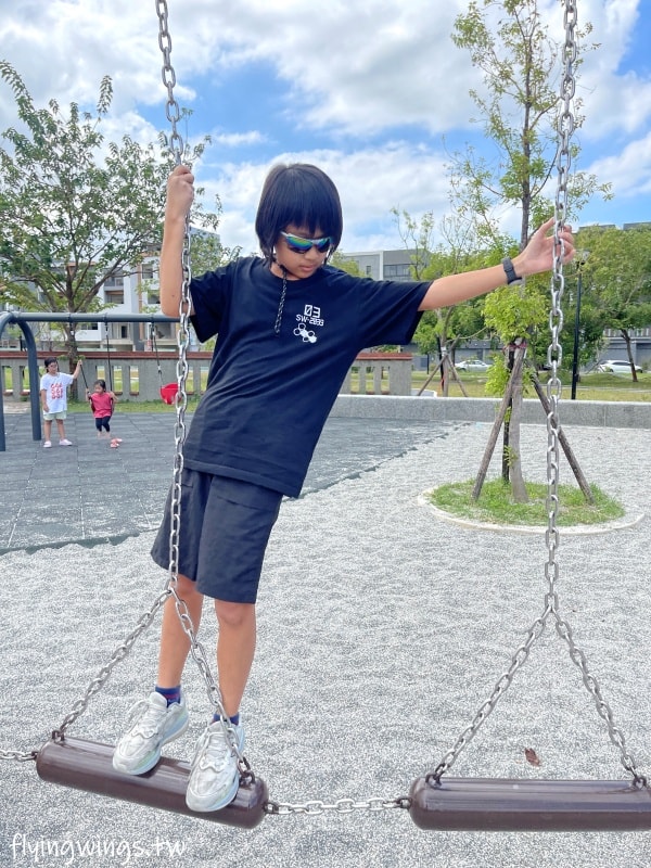 新竹竹口┃新竹公五公園。全台第一座裝甲戰車造型遊戲場,搭配五百障礙設施,小孩超愛玩!! - 第30張圖 新竹竹口┃新竹公五公園。全台第一座裝甲戰車造型遊戲場,搭配五百障礙設施,小孩超愛玩!!