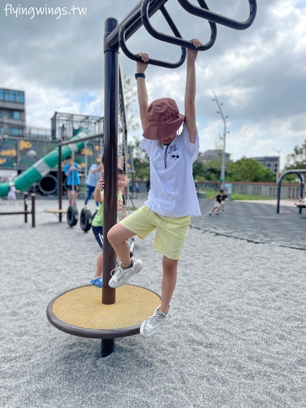 新竹竹口┃新竹公五公園。全台第一座裝甲戰車造型遊戲場,搭配五百障礙設施,小孩超愛玩!! - 第28張圖 新竹竹口┃新竹公五公園。全台第一座裝甲戰車造型遊戲場,搭配五百障礙設施,小孩超愛玩!!