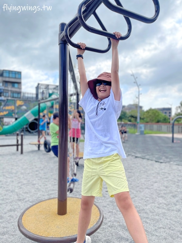新竹竹口┃新竹公五公園。全台第一座裝甲戰車造型遊戲場,搭配五百障礙設施,小孩超愛玩!! - 第29張圖 新竹竹口┃新竹公五公園。全台第一座裝甲戰車造型遊戲場,搭配五百障礙設施,小孩超愛玩!!