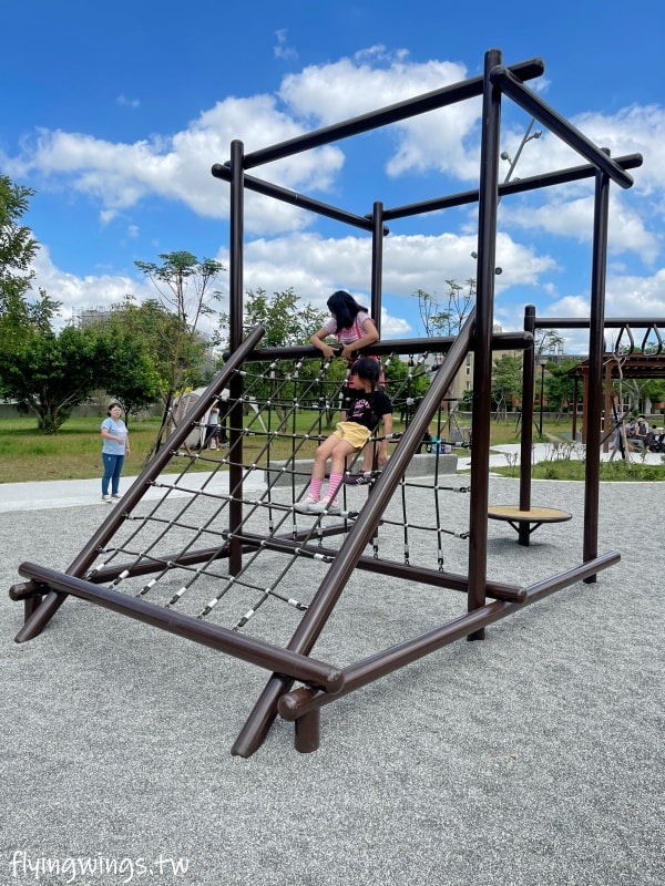 新竹竹口┃新竹公五公園。全台第一座裝甲戰車造型遊戲場,搭配五百障礙設施,小孩超愛玩!! - 第27張圖 新竹竹口┃新竹公五公園。全台第一座裝甲戰車造型遊戲場,搭配五百障礙設施,小孩超愛玩!!